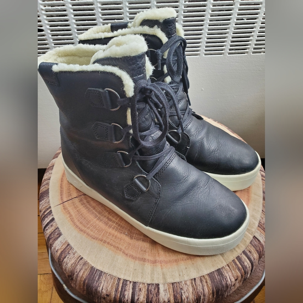 Women's Size 11 BAFFIN Black Leather Winter Boots with Cream Lining